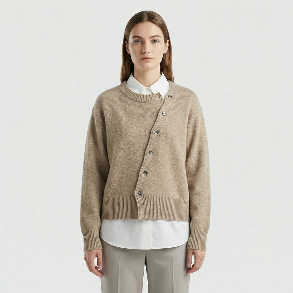 Elegant stickad omlottkofta med knappdetalj - Marcella
