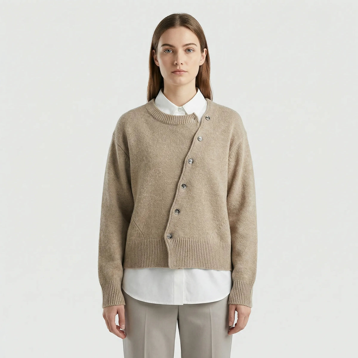 Elegant stickad omlottkofta med knappdetalj - Marcella
